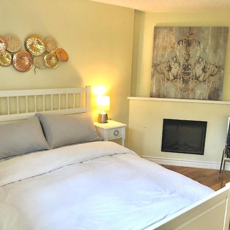 Cozy & Convenient 2-Bedroom Apartment With Private Entrance Toronto Exterior photo