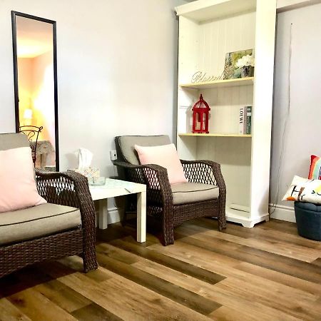 Cozy & Convenient 2-Bedroom Apartment With Private Entrance Toronto Exterior photo
