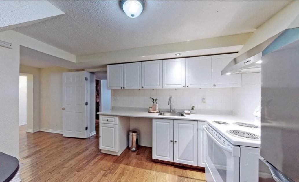 Cozy & Convenient 2-Bedroom Apartment With Private Entrance Toronto Exterior photo