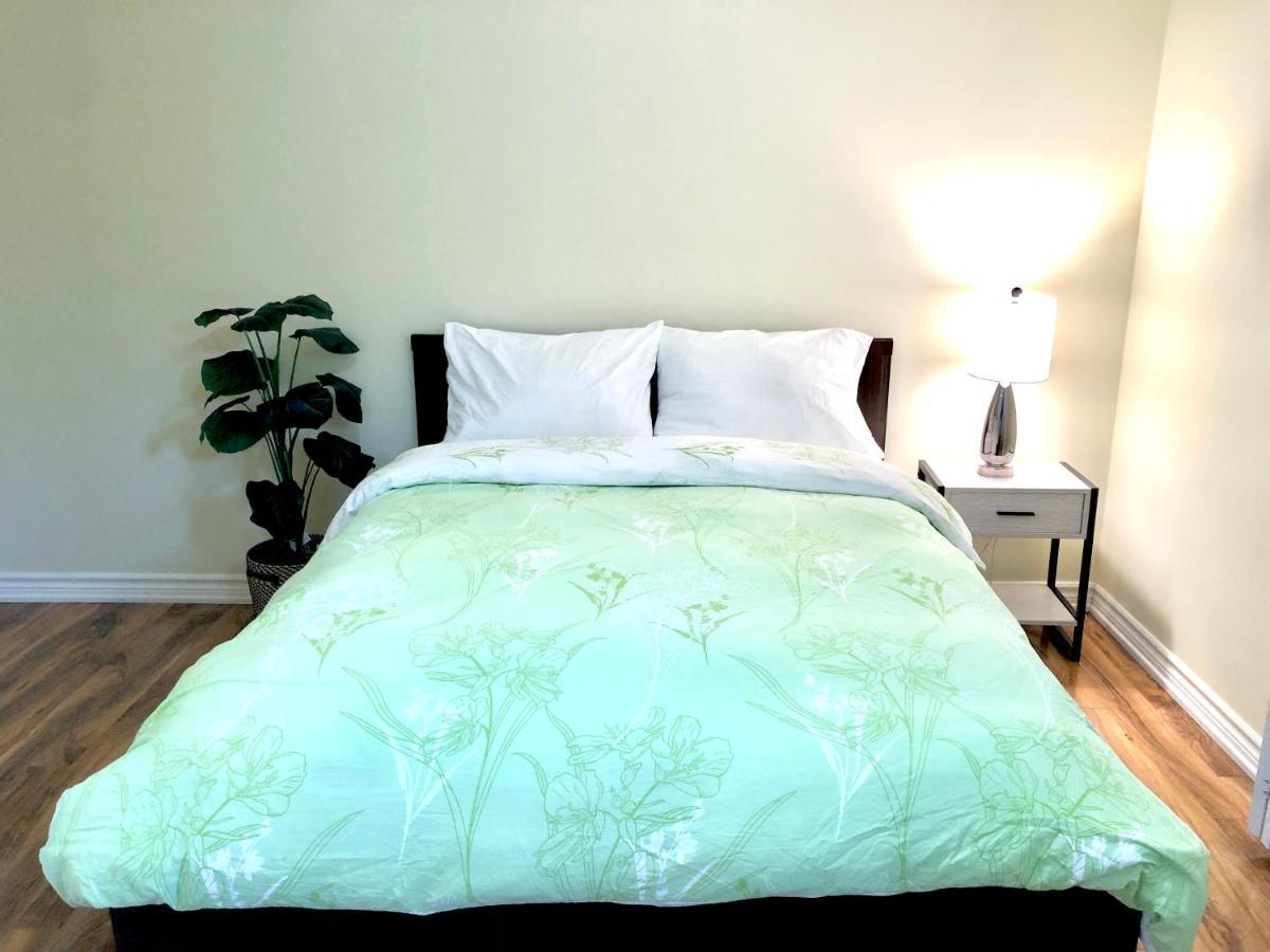 Cozy & Convenient 2-Bedroom Apartment With Private Entrance Toronto Exterior photo